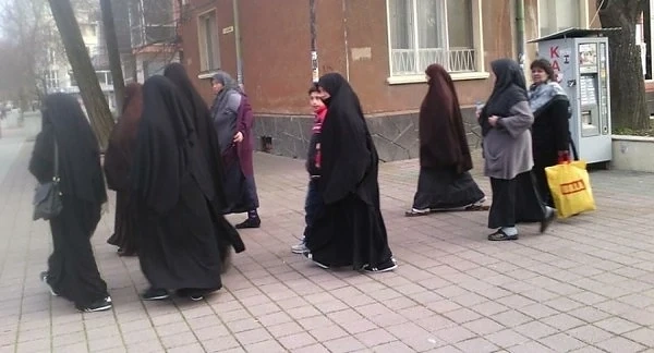 Кметът на Пазарджик иска промяна за носенето на бурки  