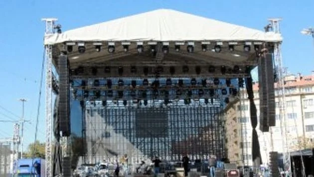 Сцената на Слави вече е готова. Очакват се 70 000 души