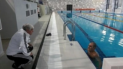 Цветанов плува в обновен басейн  