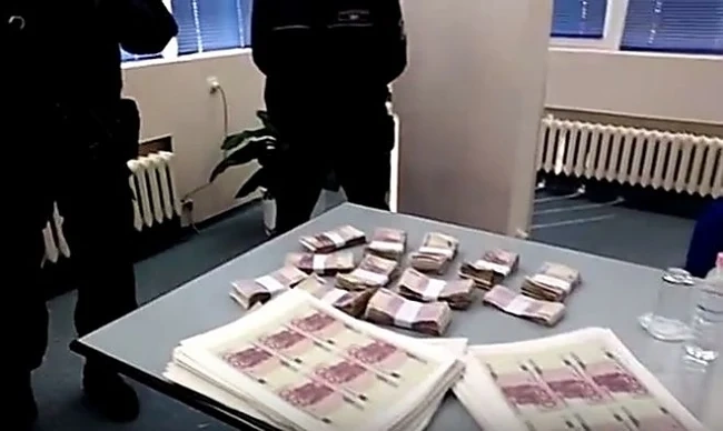  Извадиха 12 млн. фалшиви евро от дъното на язовир