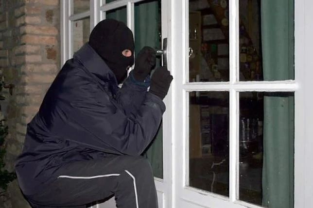 Крадци задигнаха 10 бона от дом в Пловдивско 