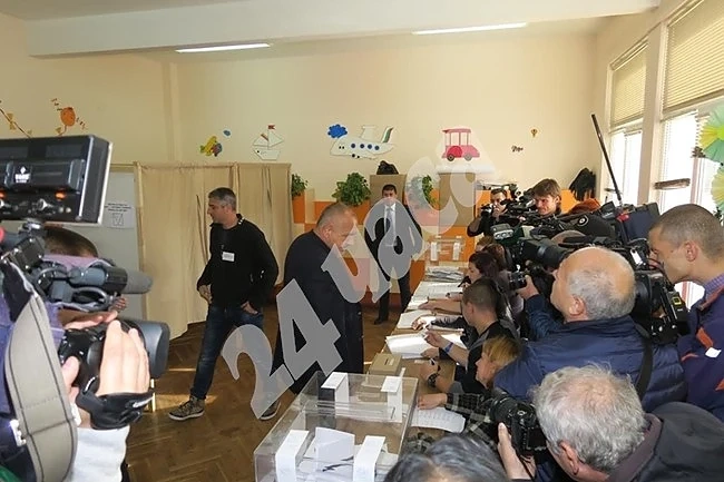 Премиерът гласува и за референдум 