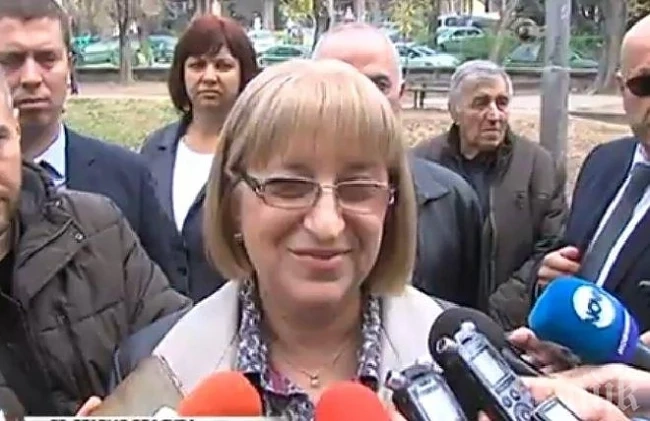 Цецка Цачева гласува в Плевен 