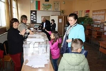Министър Танева гласува в Сливен 