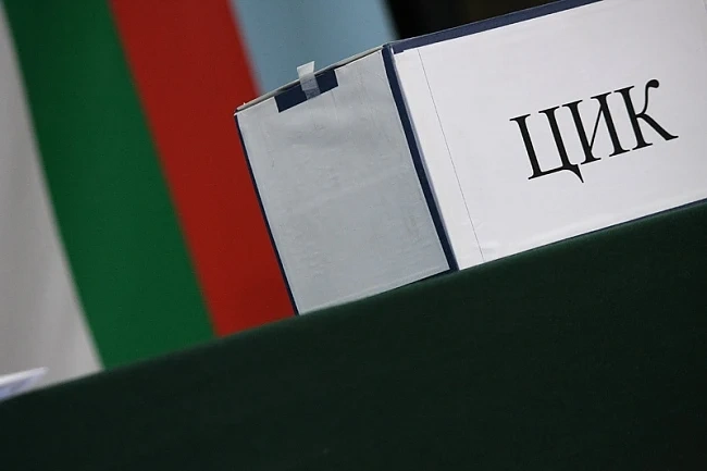 При 77,2% обработени протоколи: Радев с 25,63%, Цачева - 22,08%  