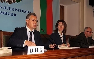 Народът зове за незабавна оставка на целия ЦИК (СНИМКИ)