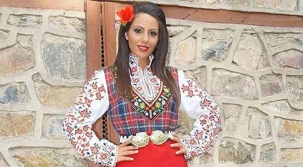Фолклорна певица чака дете от свещеник