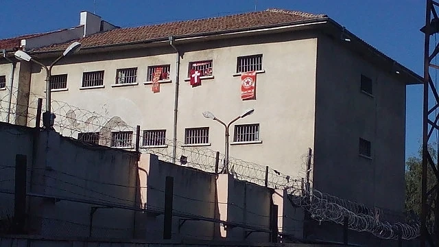 Затворник си заши устата в знак на протест 