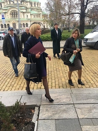 Манолова и сценаристите на Слави внесоха мажоритарния проект 