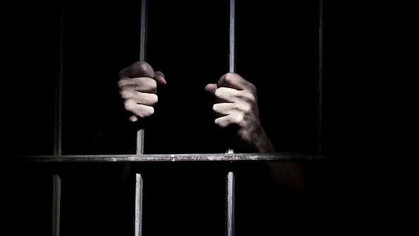 Учител отнесе 8 години затвор, блудствал с малолетни ученички