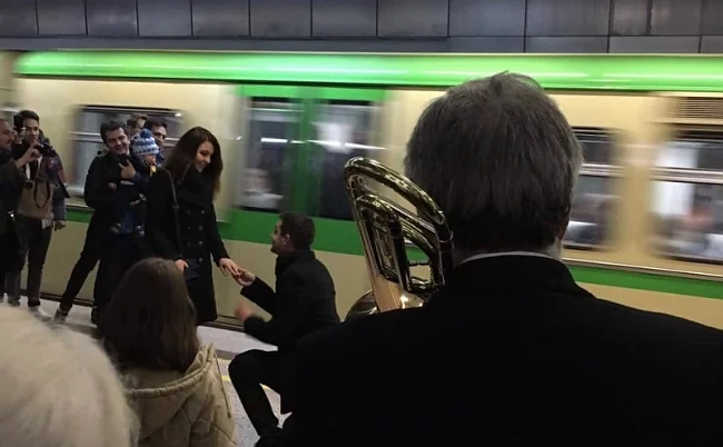 Предложение за брак в столичното метро 