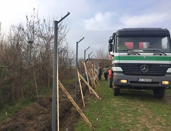 Оградата на лагера в Харманли готова до няколко дни 