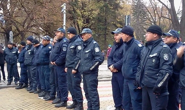 Полицаите купуват сами униформите си