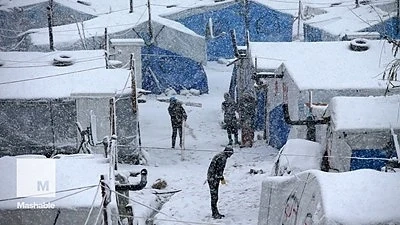 Десетки бежанци изоставени в снега около Солун