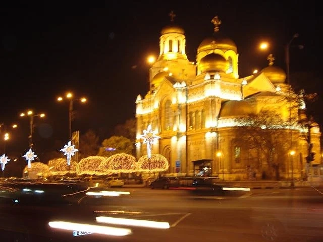 Коледната елха във Варна грейва навръх Никулден  