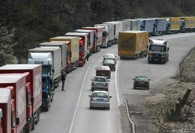 Над 10 километра опашка на ГКПП \