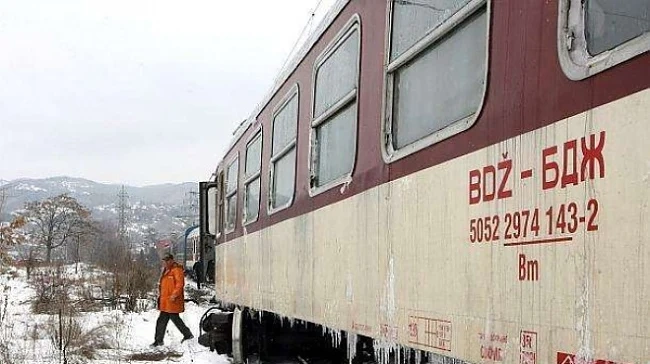 Влак отнесе автомобил на жп прелез