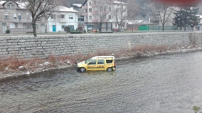 Такси падна в река в Дупница 