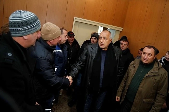 Полицаите и пожарникарите, които работят в Хитрино, ще бъдат наградени