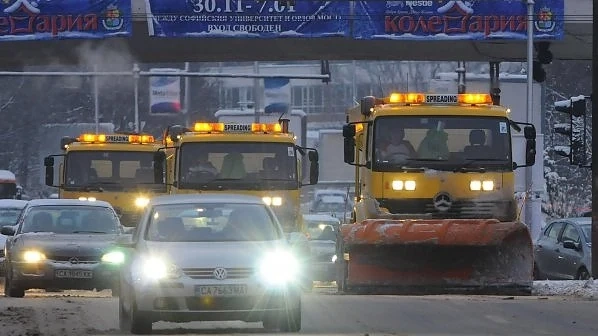 Обработват улиците в София срещу заледяване 
