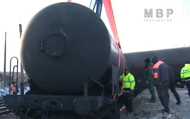 Две цистерни са извън село Хитрино, утре теглят третата