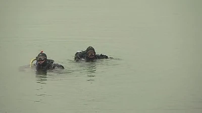 Водолази търсят потопени крадени коли в езеро край София 