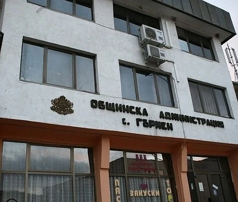 Арестуваха петима в Гърмен, поставили коледна елха 