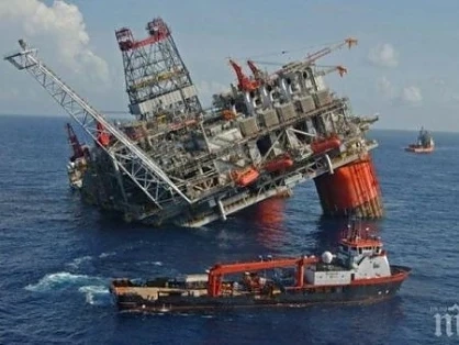 Нефтена платформа се срути 