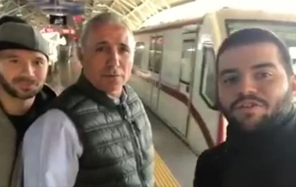 Стоичков се забавлява в софийското метро (видео)