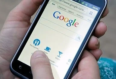 Българите ползват интернет най-често от телефоните си
