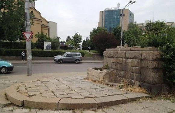 Възстановяват каменният кръст в кв. „Лозенец” в София 