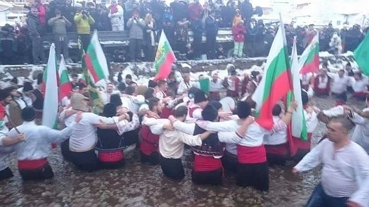 Мъжко хоро се изви в ледените води на Тунджа 