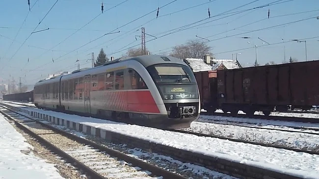 Влаковете се движат с над три часа закъснение