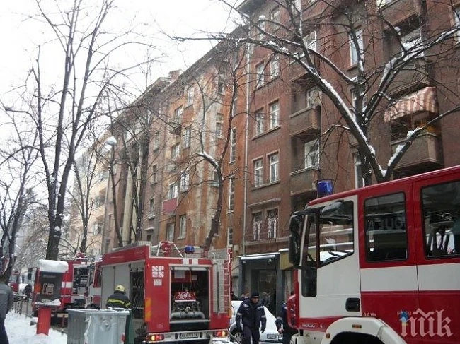 Евакуираха кооперация в центъра на София заради пожар