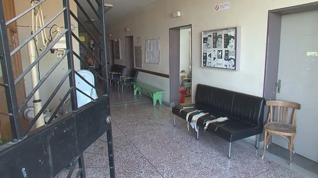 Столична поликлиника без парно, покривът тече