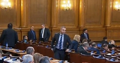 Бойкот на референдума в парламента