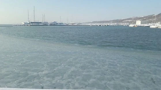 Замръзна морето край Бургас