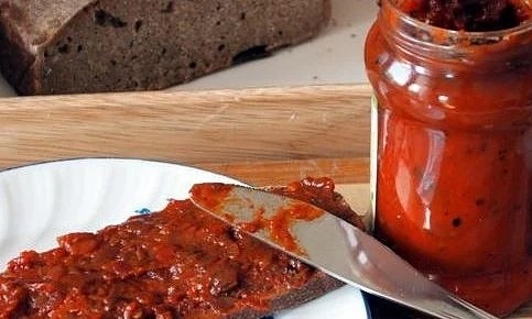 Производителят на набедената лютеница обмисля да съди \