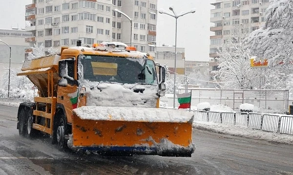 Снегорини обработват улиците в София срещу поледица 