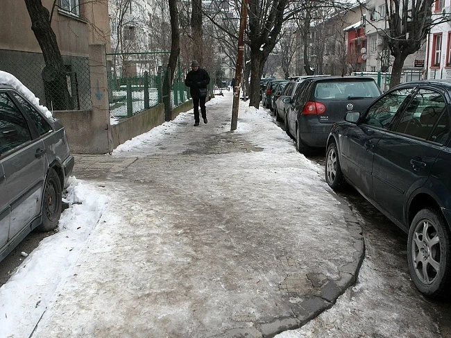 В София тротоари като ледени пързалки