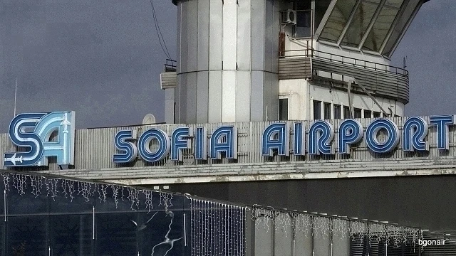 Военен самолет кацна аварийно на Летище София