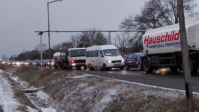 Километрични опашки на изхода на Бургас заради затворената АМ „Тракия”