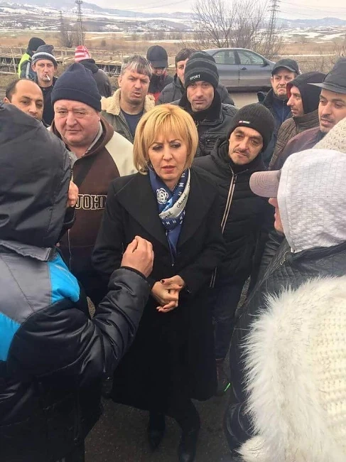 Мая Манолова с шал на Шанел при миньорите