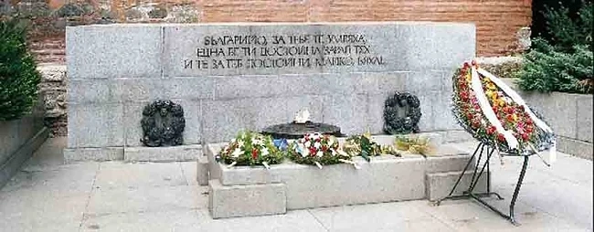 Ограничават движението в района на паметника на Незнайния воин