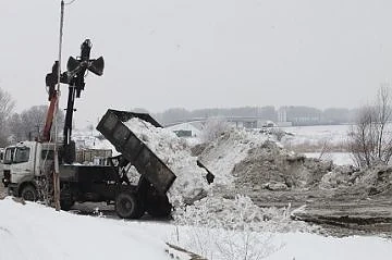 “Белите” камиони извозват сняг във Враждебна