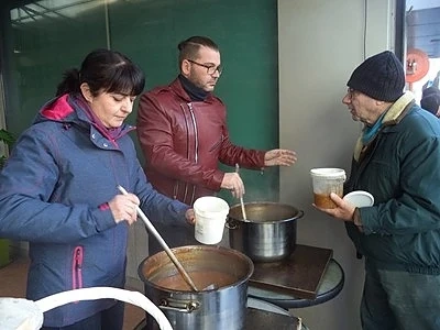Немският консул в Пловдив нахрани бедни  