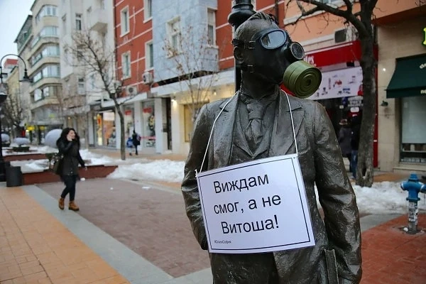 Паметникът на Алеко Константинов осъмна с противогаз (СНИМКИ)