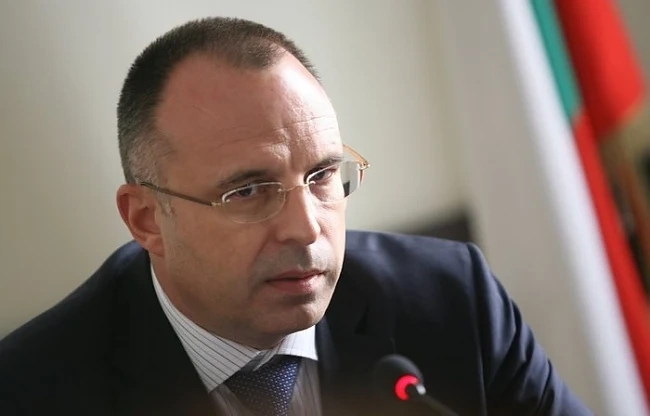 Порожанов остава на поста си докато приемат оставката му 