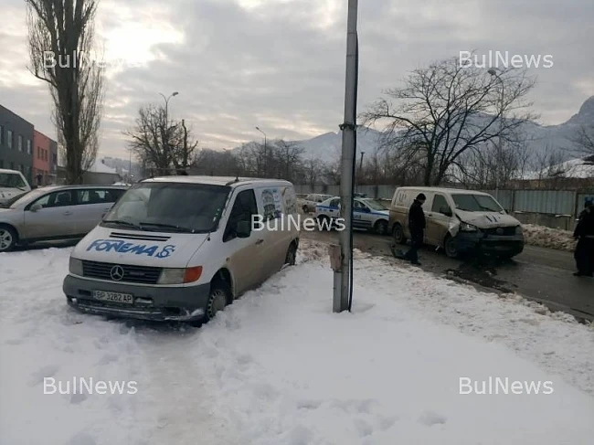 Инкасо се натресе в бус във Враца 