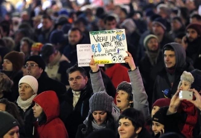 Над 200 000 души на протест в Румъния тази вечер